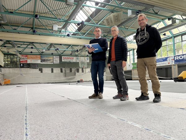 Unser Bild zeigt (von links): Markus Rahrbach, Fachdienstleiter Hochbau des Märkischen Kreises, Projektleiter Norbert Kunz und Christian Schulz (Schulz Bautrocknung GmbH). Foto: Alexander Bange / Märkischer Kreis