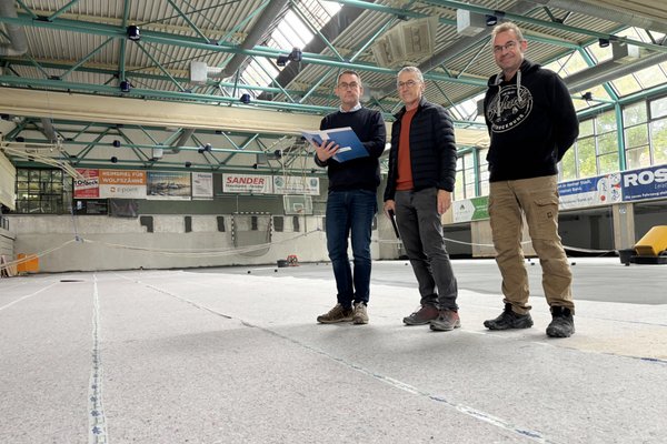 Unser Bild zeigt (von links): Markus Rahrbach, Fachdienstleiter Hochbau des Märkischen Kreises, Projektleiter Norbert Kunz und Christian Schulz (Schulz Bautrocknung GmbH). Foto: Alexander Bange / Märkischer Kreis