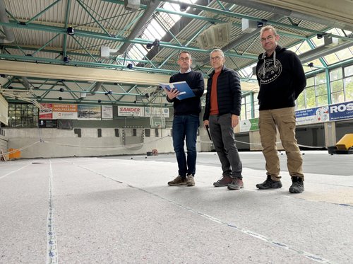 Unser Bild zeigt (von links): Markus Rahrbach, Fachdienstleiter Hochbau des Märkischen Kreises, Projektleiter Norbert Kunz und Christian Schulz (Schulz Bautrocknung GmbH). Foto: Alexander Bange / Märkischer Kreis