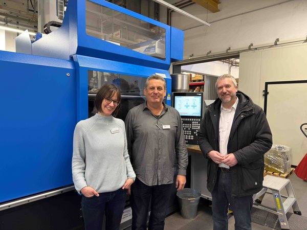 Sebastian Wagemeyer, Bürgermeister der Stadt Lüdenscheid (rechts), besuchte den Tag des Kunststoffs. Mit auf dem Foto: (v.l.n.r.) Karina Schiweck, Kommunale Koordinierungsstelle "Kein Abschluss ohne Anschluss - Übergang Schule-Beruf im Märkischen Kreis und Torsten Urban, International Network Cluster Manager des Kunststoff-Instituts Lüdenscheid. Foto: Märkischer Kreis
