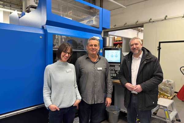 Sebastian Wagemeyer, Bürgermeister der Stadt Lüdenscheid (rechts), besuchte den Tag des Kunststoffs. Mit auf dem Foto: (v.l.n.r.) Karina Schiweck, Kommunale Koordinierungsstelle "Kein Abschluss ohne Anschluss - Übergang Schule-Beruf im Märkischen Kreis und Torsten Urban, International Network Cluster Manager des Kunststoff-Instituts Lüdenscheid. Foto: Märkischer Kreis