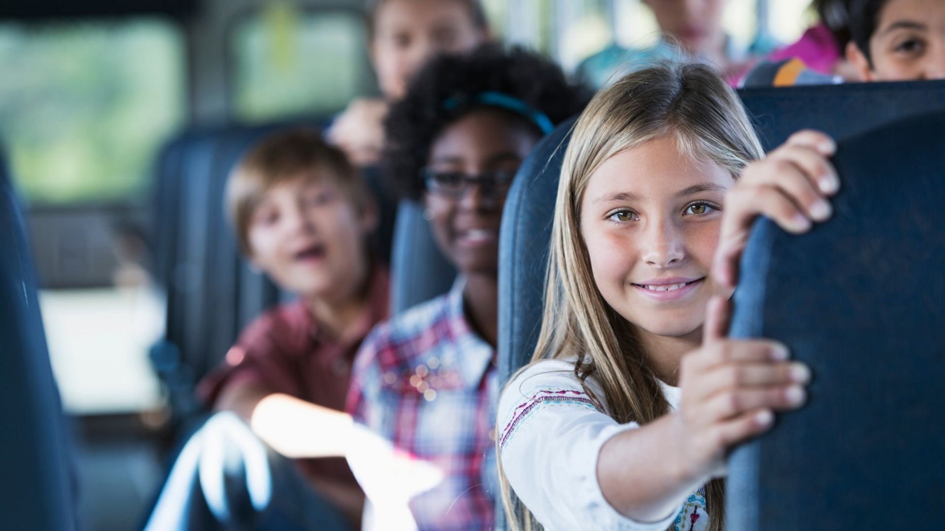 canva.com/Getty Images Signature/kali9 Kinder sitzen im Bus