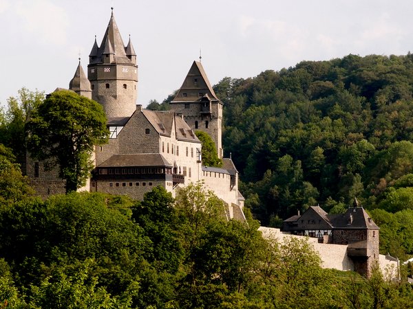 Die Freunde der Burg laden zur Buchvorstellung „Burg Altena. Umbau, Kontroversen und Nutzung nach 1900 “ am Freitag, 28. März, um 18 Uhr  . Foto Stephan Sensen/ Märkischer Kreisin den Festsaal des Restaurants auf der Burg, Fritz‐Thomée‐Straße 80 in Altena ein.