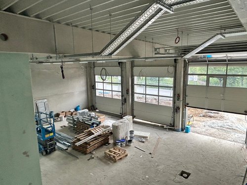In der Fahrzeughalle für zwei Notarzteinsatzfahrzeuge und einen Rettungswagen wurden bereits die Tore verbaut und die Fußbodenheizung im Estrich verlegt. Foto: Märkischer Kreis
