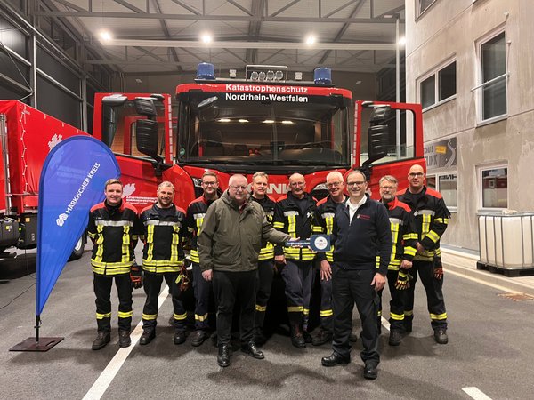 Der Gerätewagen Logistik (GW-L2) ist künftig bei der Feuerwehr Neuenrade (Einheit Küntrop) stationiert. Kreisbrandmeister Michael Kling überreicht den symbolischen Schlüssel an Karsten Runte. Foto: Märkischer Kreis 