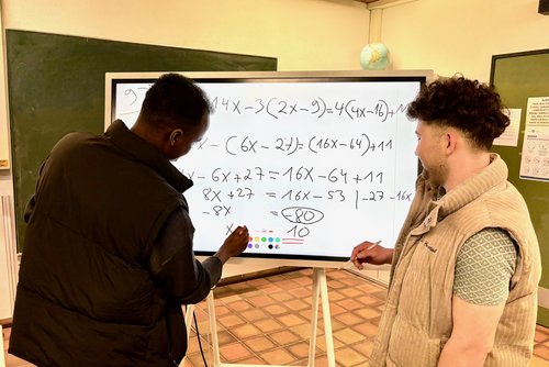 Mathe, Deutsch, Biologie und Sport stehen im Berufsbildungszentrum der Kreishandwerkerschaft auf dem Stundenplan von Omar (links) und Malek. Foto: Ulla Erkens/Märkischer Kreis