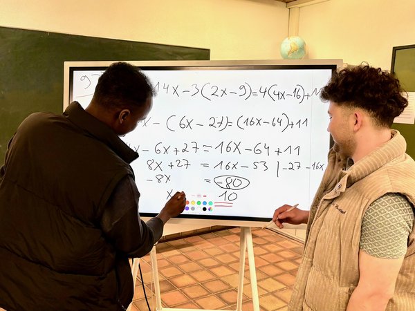 Mathe, Deutsch, Biologie und Sport stehen im Berufsbildungszentrum der Kreishandwerkerschaft auf dem Stundenplan von Omar (links) und Malek. Foto: Ulla Erkens/Märkischer Kreis