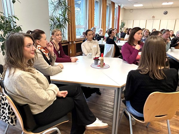 Danke sagen: Beim Adventsfrühstück in der Jugendbildungsstätte drückten die Fachberaterinnen der AWO-Kindertagespflegebüros und das Kreisjugendamt ihre Wertschätzung für das Engagement der Kindertagespflegepersonen in der U3-Betreuung aus. Foto: Danni Wall/AWO