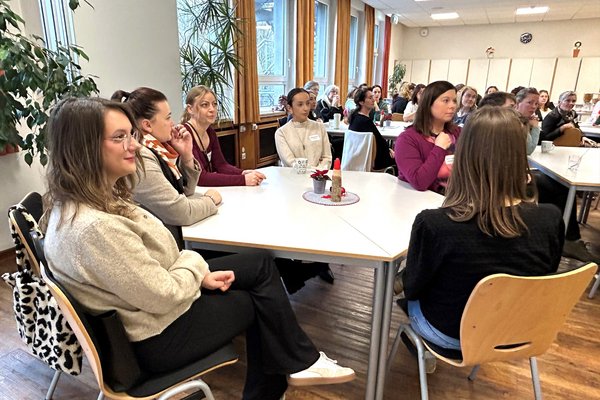 Danke sagen: Beim Adventsfrühstück in der Jugendbildungsstätte drückten die Fachberaterinnen der AWO-Kindertagespflegebüros und das Kreisjugendamt ihre Wertschätzung für das Engagement der Kindertagespflegepersonen in der U3-Betreuung aus. Foto: Danni Wall/AWO