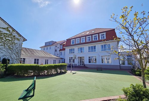 Der Außenbereich des Schullandheimes auf Norderney ist gegenüber früher deutlich freundlicher und moderner gestaltet. Foto: Märkischer Kreis