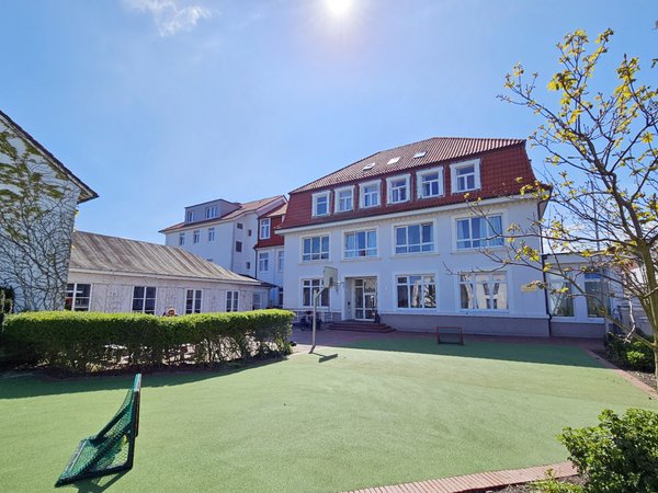 Der Außenbereich des Schullandheimes auf Norderney ist gegenüber früher deutlich freundlicher und moderner gestaltet. Foto: Märkischer Kreis