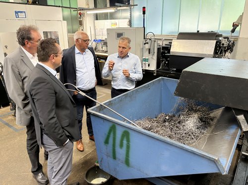 Werkleiter Jürgen Trenner (rechts) berichtete unter anderem über die jüngsten Investitionen am Standort in Meinerzhagen. Foto: Alexander Bange / Märkischer Kreis