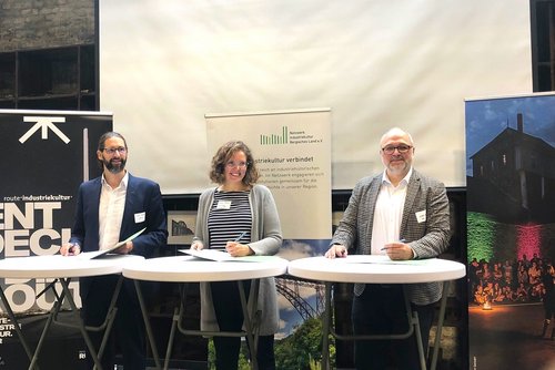 Starkes Trio für die Industriekultur in der Region: Timo Hauge, Leiter des Teams Industriekultur im Referat für Kultur, Sport und Industriekultur beim RVR,  Sandra Brauer, Vorsitzende des Netzwerks Industriekultur Bergisches Land e.V. und Leiterin des Bergischen Museums für Bergbau, Handwerk und Gewerbe  und Dr. Oliver Schmidt, Erster Vorsitzender von WasserEisenLand und Leiter des Sauerland-Museums in Arnsberg unterzeichneten die Kooperationsvereinbarung der drei benachbarten Netzwerke.