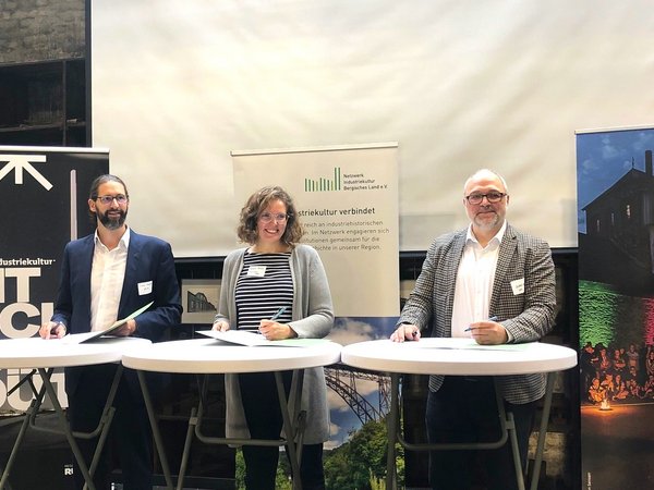 Starkes Trio für die Industriekultur in der Region: Timo Hauge, Leiter des Teams Industriekultur im Referat für Kultur, Sport und Industriekultur beim RVR,  Sandra Brauer, Vorsitzende des Netzwerks Industriekultur Bergisches Land e.V. und Leiterin des Bergischen Museums für Bergbau, Handwerk und Gewerbe  und Dr. Oliver Schmidt, Erster Vorsitzender von WasserEisenLand und Leiter des Sauerland-Museums in Arnsberg unterzeichneten die Kooperationsvereinbarung der drei benachbarten Netzwerke.