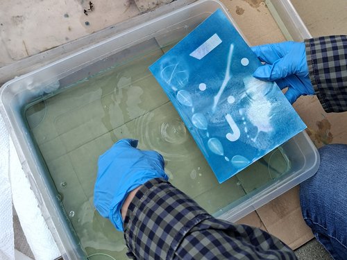 Malen mit der Kraft der Sonne war eine spannende Erfahrung für die zehn Teilnehmerinnen und Teilnehmer beim gemeinsamen Jugendkunstprojekt. Foto: Holger Schroer / Märkischer Kreis