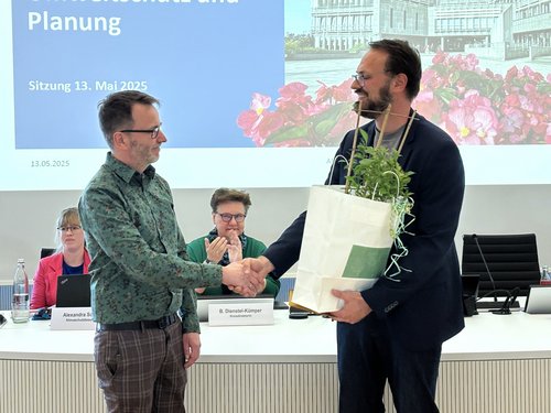 Dr. Johannes Osing (rechts) verlässt den Märkischen Kreis zum 31. Mai. Denis Potschien verabschiedete ihn im Namen der Ausschussmitglieder. Foto: Hannah Heyn / Märkischer Kreis