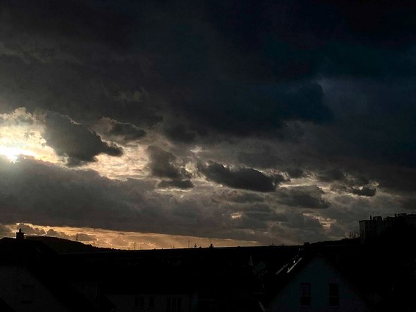 Unwetter dunkle Wolken am Himmel