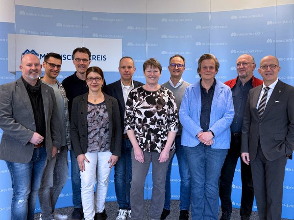 Unser Bild zeigt (von links): Thilo Pelzing, Alexander Kuhns, Jürgen Steinberg, Anna Christoforidis, Mathias Malter, Claudia Fritz, Carsten Buse, Anja Tadday-Schlichting, Sven Häsemeyer und Landrat Ralf Schwarzkopf. Foto: Katharina Buschmann / Märkischer Kreis