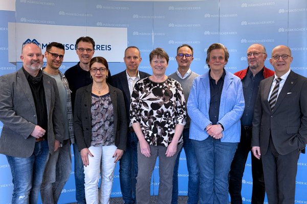 Unser Bild zeigt (von links): Thilo Pelzing, Alexander Kuhns, Jürgen Steinberg, Anna Christoforidis, Mathias Malter, Claudia Fritz, Carsten Buse, Anja Tadday-Schlichting, Sven Häsemeyer und Landrat Ralf Schwarzkopf. Foto: Katharina Buschmann / Märkischer Kreis