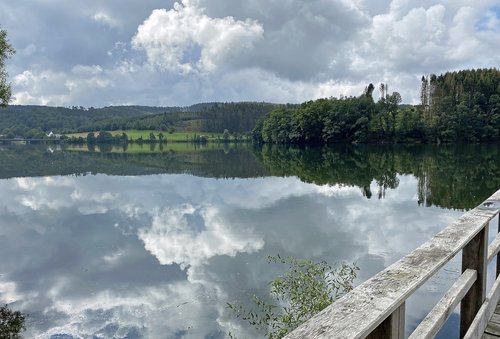 „Ausgezeichnet“: Seit vielen Jahren gibt es die Bestnote für die Wasserqualität der Listertalsperre. Foto: Alexander Bange / Märkischer Kreis