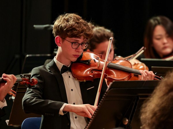Junge Musikerinnen und Musiker können sich aktuell für die Sommerarbeitsphase des Märkischen Jugendsinfonieorchesters anmelden. Foto: Sebastian Sendlak / Märkischer Kreis
