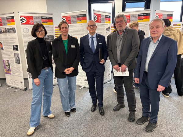 Bei der Eröffnung der Ausstellung "Verachtung und Achtung - die zwölf Jahre vor und nach 1945 in Lüdenscheid" zum Auftakt der Wochen gegen Rassismus: von links: Julia Viktory und Heike Bengsch vom Organisationsteam des Kommunalen Integrationszentrum Märkischer Kreis, Landrat Ralf Schwarzkopf sowie Bernd Benscheidt und Matthias Wagner vom Ge-Denk-Zellen-Verein Lüdenscheid.
