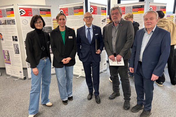 Bei der Eröffnung der Ausstellung "Verachtung und Achtung - die zwölf Jahre vor und nach 1945 in Lüdenscheid" zum Auftakt der Wochen gegen Rassismus: von links: Julia Viktory und Heike Bengsch vom Organisationsteam des Kommunalen Integrationszentrum Märkischer Kreis, Landrat Ralf Schwarzkopf sowie Bernd Benscheidt und Matthias Wagner vom Ge-Denk-Zellen-Verein Lüdenscheid.