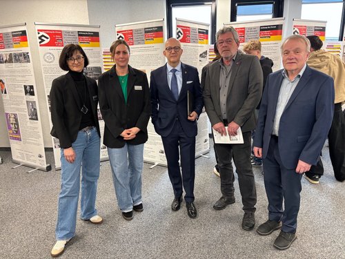 Bei der Eröffnung der Ausstellung "Verachtung und Achtung - die zwölf Jahre vor und nach 1945 in Lüdenscheid" zum Auftakt der Wochen gegen Rassismus: von links: Julia Viktory und Heike Bengsch vom Organisationsteam des Kommunalen Integrationszentrum Märkischer Kreis, Landrat Ralf Schwarzkopf sowie Bernd Benscheidt und Matthias Wagner vom Ge-Denk-Zellen-Verein Lüdenscheid.
