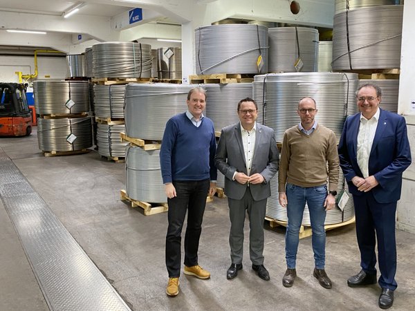 Unser Bild zeigt (von links): Geschäftsführer Daniel Wingen, Landrat Marco Voge, Prokurist Torsten Schneider und Jochen Schröder, Geschäftsführer der Gesellschaft zur Wirtschafts- und Strukturförderung im Märkischen Kreis. Foto: Alexander Bange / Märkischer Kreis