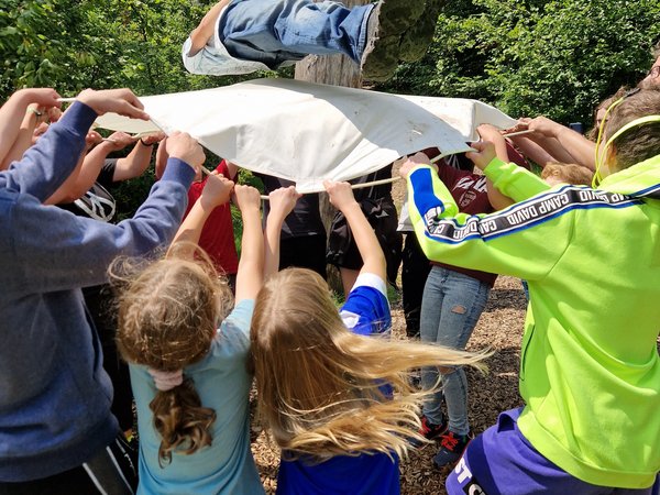 Förderfähig sind Maßnahmen zur Förderung des jungen Engagements, wie zum Beispiel Maßnahmen zur Begeisterung und Gewinnung junger Menschen für das Ehrenamt. Symbol-Foto: Märkischer Kreis 