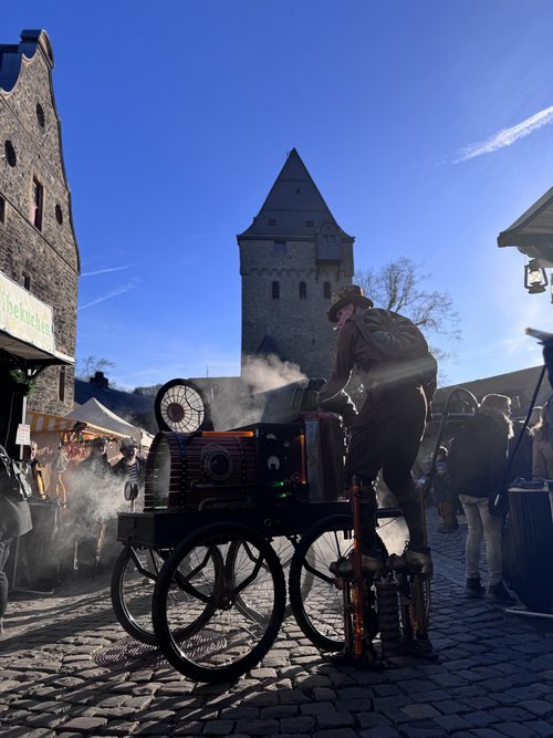 Beim Winter-Spektakulum auf Burg Altena begeisterten Walk-Acts in den Burghöfen. Foto: Michelle Wolzenburg / Märkischer Kreis