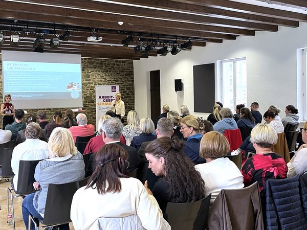 Rund 60 Vertreterinnen und Vertreter aus Pflegebetrieben, Bildungseinrichtungen und Institutionen folgten der Einladung der Gesundheits- und Pflegeplanung des Kreises zum Pflegeforum in der Burg Holtzbrinck. Foto: Märkischer Kreis