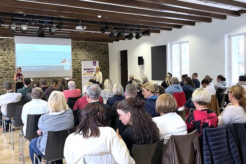 Rund 60 Vertreterinnen und Vertreter aus Pflegebetrieben, Bildungseinrichtungen und Institutionen folgten der Einladung der Gesundheits- und Pflegeplanung des Kreises zum Pflegeforum in der Burg Holtzbrinck. Foto: Märkischer Kreis