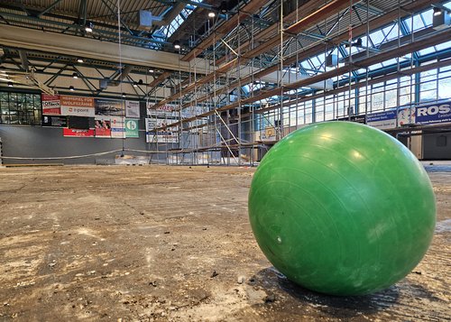 Ziel ist es, die Bauarbeiten noch in diesem Jahr abzuschließen und die Halle Anfang 2026 für den Vereins- und Schulsport freizugeben. Foto: Alexander Bange / Märkischer Kreis