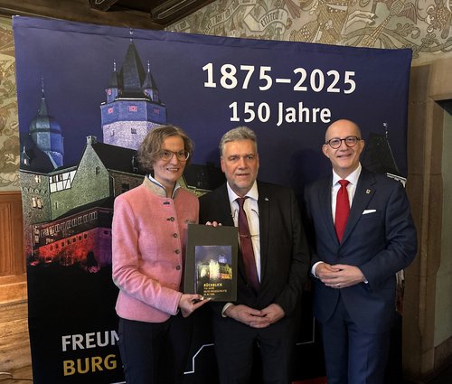 Unser Bild zeigt (von links): NRW-Heimatministerin Ina Scharrenbach, Bernd Falz, Vorsitzender der Freunde der Burg Altena, und Landrat Ralf Schwarzkopf. Foto: Alexander Bange / Märkischer Kreis