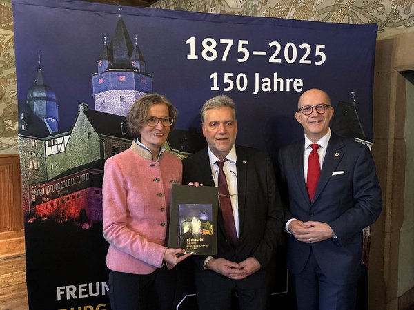 Unser Bild zeigt (von links): NRW-Heimatministerin Ina Scharrenbach, Bernd Falz, Vorsitzender der Freunde der Burg Altena, und Landrat Ralf Schwarzkopf. Foto: Alexander Bange / Märkischer Kreis
