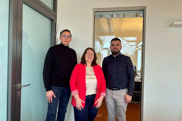 Unser Bild zeigt (von links): Stefan Czarkowski, Geschäftsführer von CL Architektur, Anna Markmann, Geschäftsführerin des Jobcenters Märkischer Kreis, und Vitalii Valko. Foto: Märkischer Kreis
