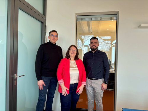 Unser Bild zeigt (von links): Stefan Czarkowski, Geschäftsführer von CL Architektur, Anna Markmann, Geschäftsführerin des Jobcenters Märkischer Kreis, und Vitalii Valko. Foto: Märkischer Kreis