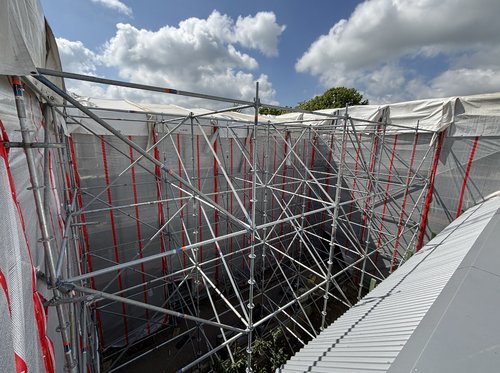 Die Sanierung umfasst eine Gesamtfläche von 1.567 Quadratmetern Glas an den Gebäuden des Berufskollegs für Technik und des Gertrud-Bäumer-Berufskollegs des Märkischen Kreises. Foto: Alexander Bange / Märkischer Kreis