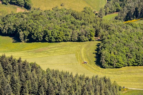 Positiv hervorzuheben ist laut Kreis: Mit der neuen Strukturierung im LEP wird die Schutzwirkung für bestimmte Waldbereiche gestärkt. Foto: Luftbild Guido Raith / Märkischer Kreis