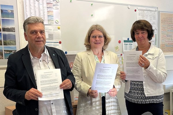 von links: Bernd Falz, Vorsitzender der Freunde der Burg Altena e.V., Museumspädagogin Bernadette Lange und Schulleiterin Gudrun Reinecke-Bartelt präsentieren den Kooperationsvertrag zur Bildungspartnerschaft zwischen der Lenneschule, den „Freunden der Burg Altena“ und den Museen des Märkischen Kreises. Foto: Lenneschule