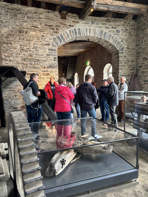 Besucherinnen und Besucher des Museumsfests der Luisenhütte Balve Wocklum können an kostenlosen Führungen teilnehmen. Foto: Katharina Buschmann/ Märkischer Kreis 