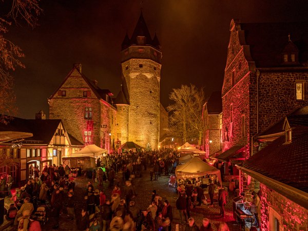 Beim Winterspektakulum verwandelt sich die Burg Altena am ersten Adventswochenende in ein leuchtendes Gesamtkunstwerk voller Musik, Lichterglanz und viktorianischem Flair. Foto: Stephan Sensen/Märkischer Kreis