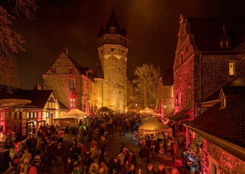Beim Winterspektakulum verwandelt sich die Burg Altena am ersten Adventswochenende in ein leuchtendes Gesamtkunstwerk voller Musik, Lichterglanz und viktorianischem Flair. Foto: Stephan Sensen/Märkischer Kreis