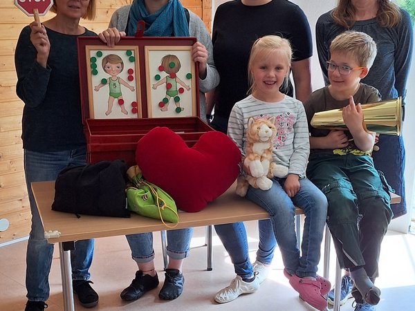 Das Präventionsprojekt „Echte Schätze“ kam in der ev. Kindertageseinrichtung „Unterm Regenbogen“ in Herscheid gut an: Carola Schöneborn, Sonja Schwoch, Rebekka Fuchs, Astrid Schmalenberg, Kalea und Noah.  Foto: Andrea Henze/ Märkischer Kreis