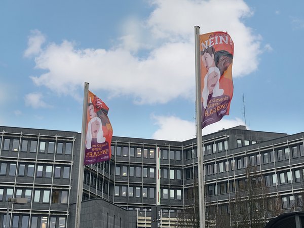 Das Lüdenscheider Kreishaus setzt mit der Fahne zum Orange-Day ab dem 25. November ein Zeichen zum weltweiten Aktionstag gegen Gewalt an Frauen und Mädchen. Foto: Eileen Bräuniger / Märkischer Kreis 