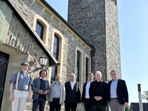 Unser Bild zeigt (von links): Patrick Schnell, Dr. Björn Corzillus, Claus Optenhöfel, Christof Grote, Markus Hablowetz, Andreas Schulte und Marco Voge. Foto: Alexander Bange / Märkischer Kreis