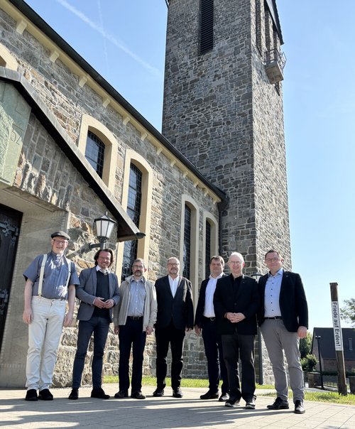 Unser Bild zeigt (von links): Patrick Schnell, Dr. Björn Corzillus, Claus Optenhöfel, Christof Grote, Markus Hablowetz, Andreas Schulte und Marco Voge. Foto: Alexander Bange / Märkischer Kreis
