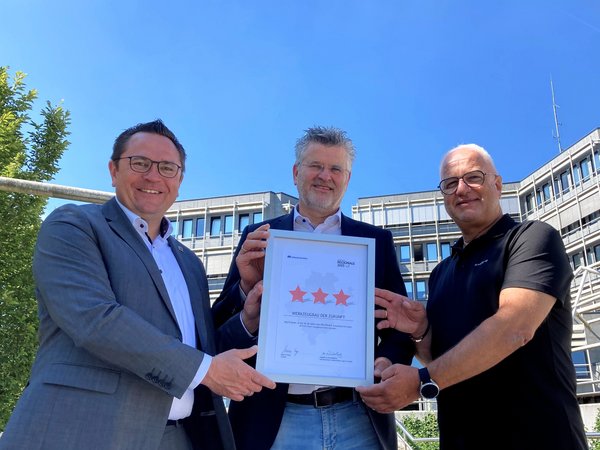 Landrat Marco Voge (1.v.l.) und Regionale-Beauftragter Frank Adler (1.v.r) gratulierten Stefan Schmidt, Geschäftsführer des Kunststoff-Instituts Lüdenscheid, zum dritten Stern der REGIONALE 2025 Südwestfalen. Das Projekt "Werkzeugbau der Zukunft" kann jetzt umgesetzt werden und erhält dafür voraussichtlich Fördermittel des Landes und der EU in Höhe von 2,16 Millionen Euro. Foto: Ulla Erkens/Märkischer Kreis