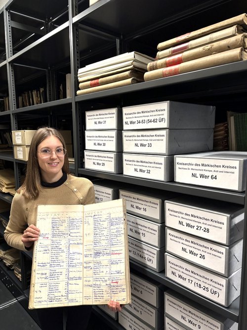 64 Archivguteinheiten des Kiersper Arztes hat Archivarin Katharina Krone im Kreisarchiv Altena verzeichnet darunter auch so manche Kuriosität. Foto: Lars Lötters/Märkischer Kreis